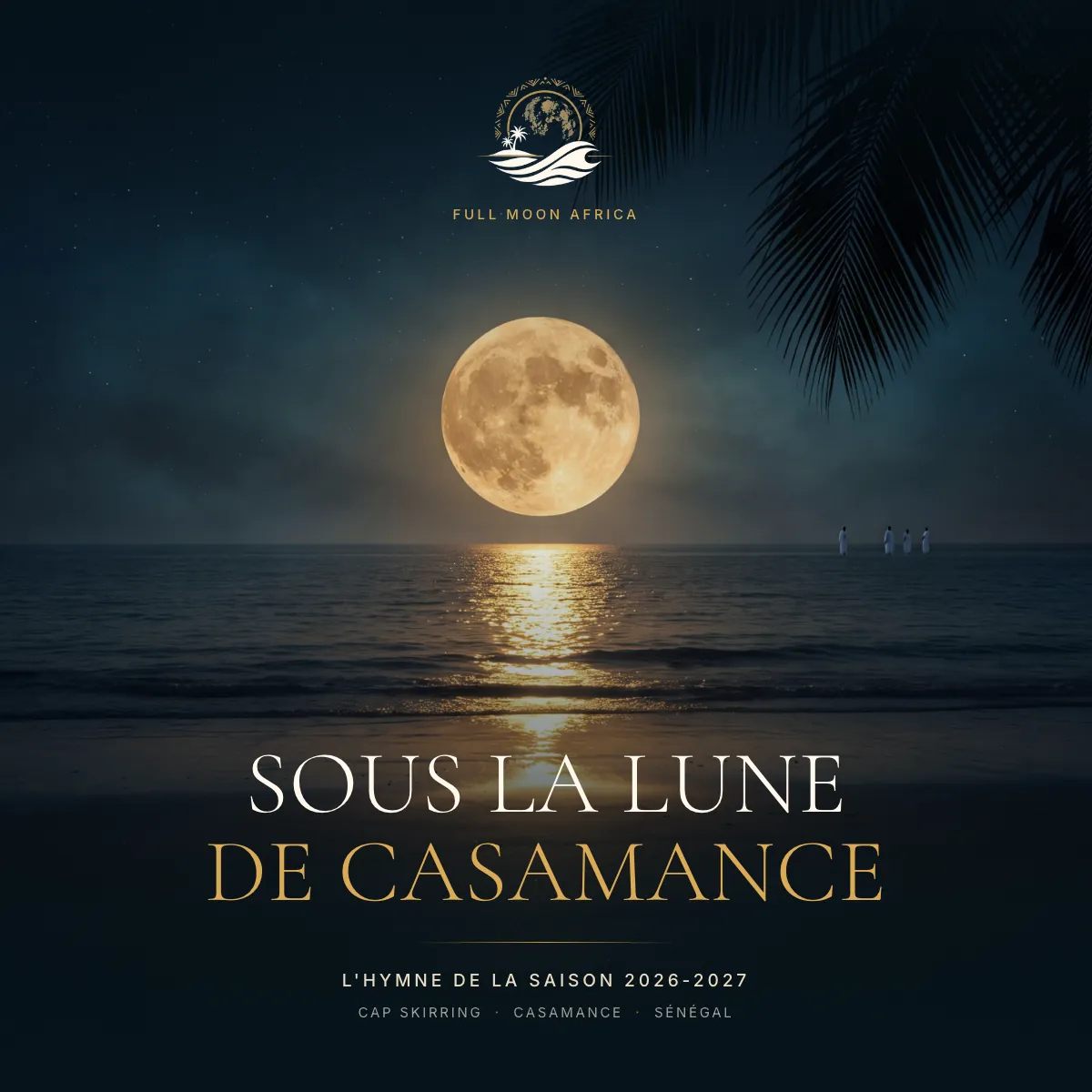 Pochette de l’hymne : la pleine lune se lève sur l’océan, quelques silhouettes en blanc sur la plage de Cap Skirring