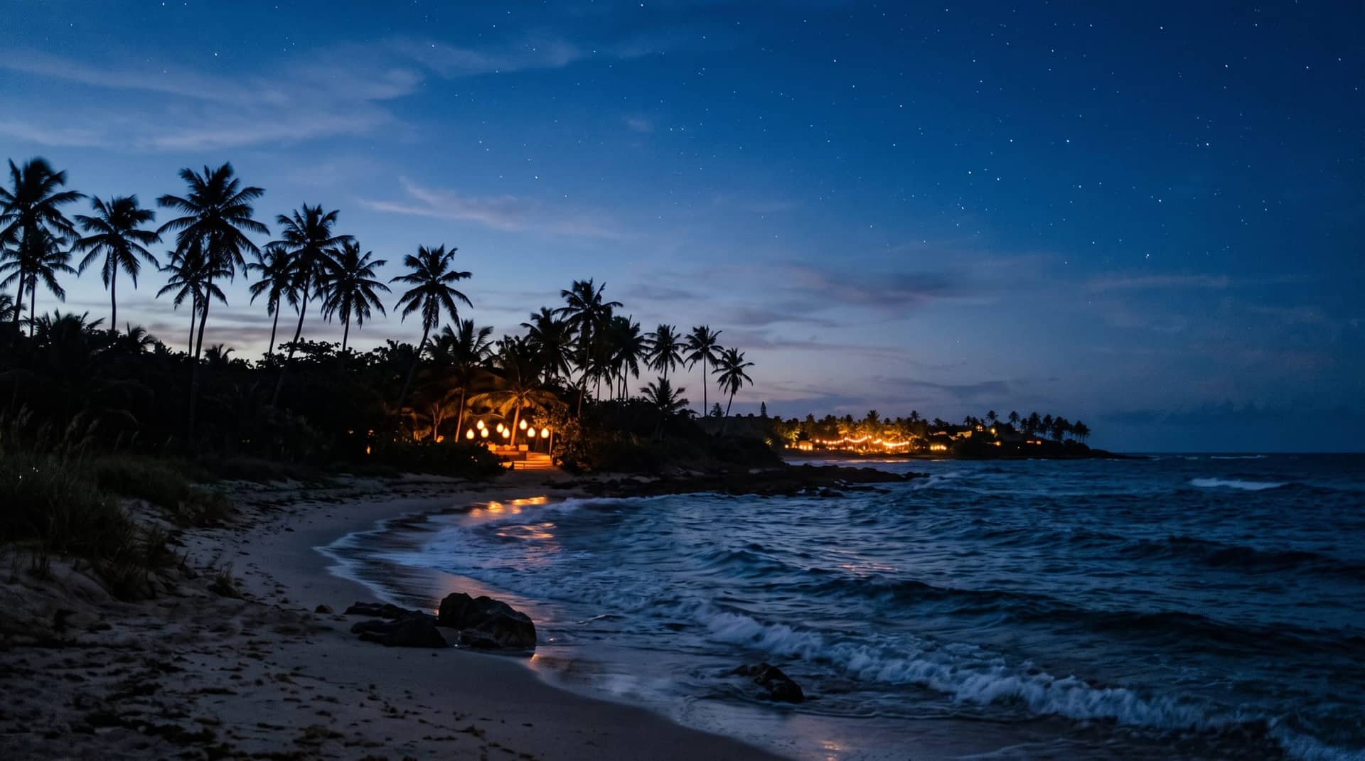 Plage de Cap Skirring à la nuit tombée, palmiers en silhouette et terrasses éclairées le long du rivage